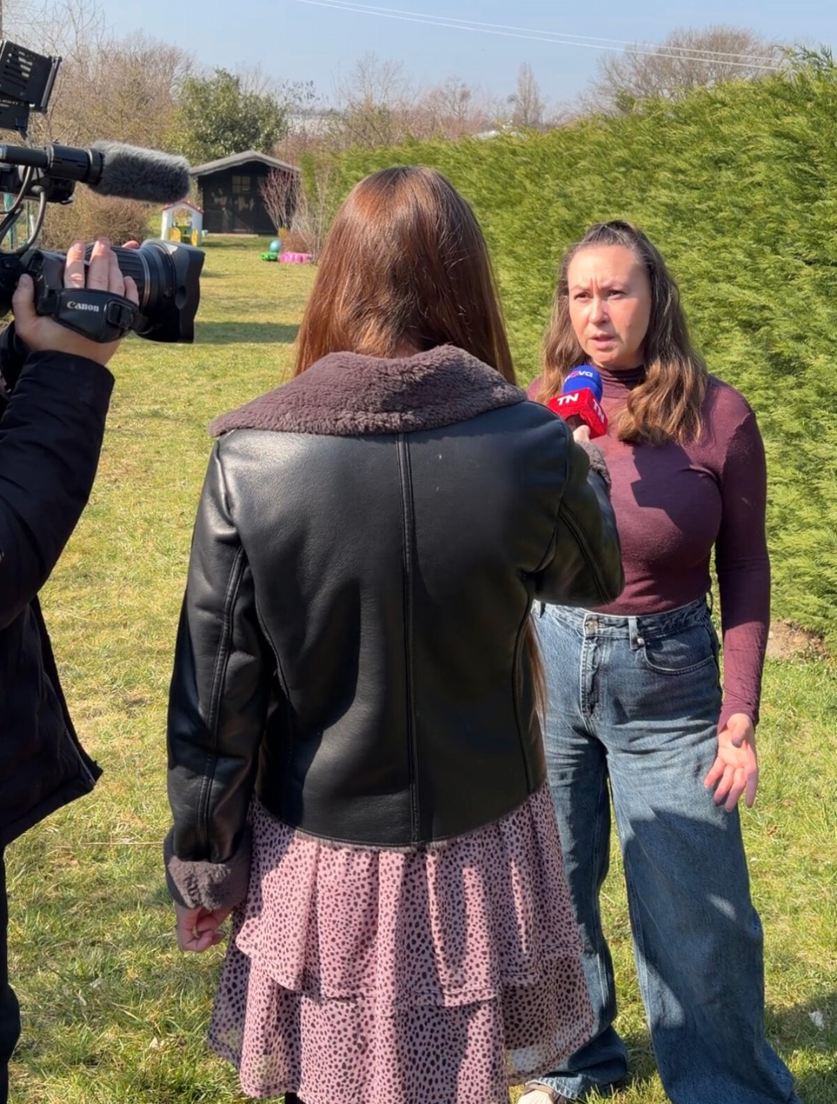 Simona Straková při natáčení reportáže pro TV Nova